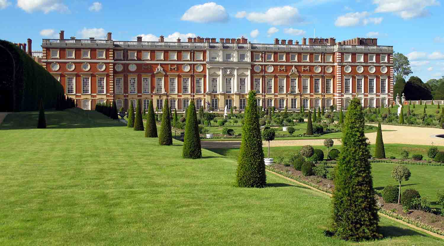 Лондон местонахождение королевской резиденции. Хэмптон-корт дворец. Королевская резиденция Хэмптон. Хэмптон-корт фасады. Королевский теннисный корт Хэмптон корт.